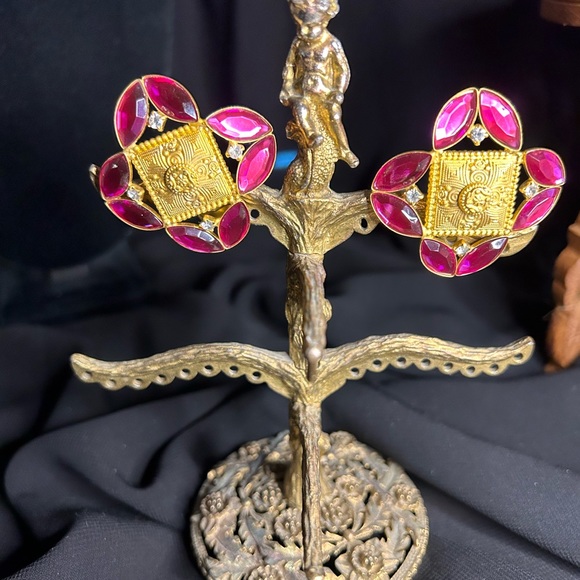 VTG Oversized pretty Gold tone metal and fuchsia rhinestone clip earrings. - Picture 3 of 7